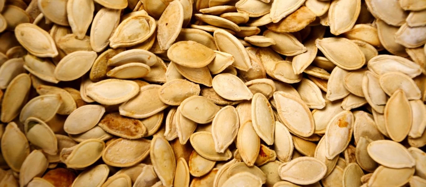 Εκρηκτική αύξηση πωλήσεων σε πασατέμπο και ποπ κορν - Τι άλλο τρώνε οι Έλληνες όσο #menounespiti